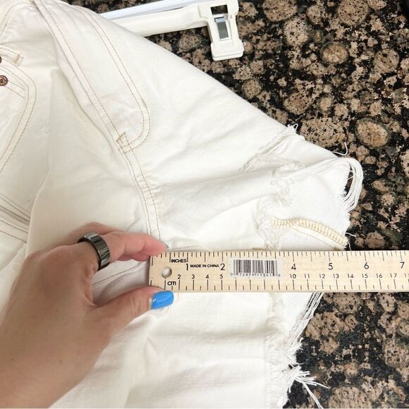 American Eagle 90s Boyfriend Shorts Raw Hem White Denim Distressed Size 0 - Picture 8 of 8